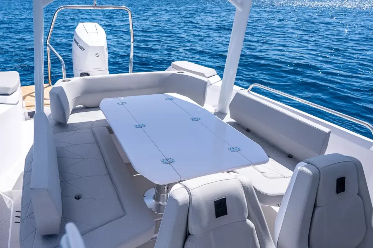 Axopar 28, salon — Yacht Hire Marbella, Marbella. Axopar 28 — 30m