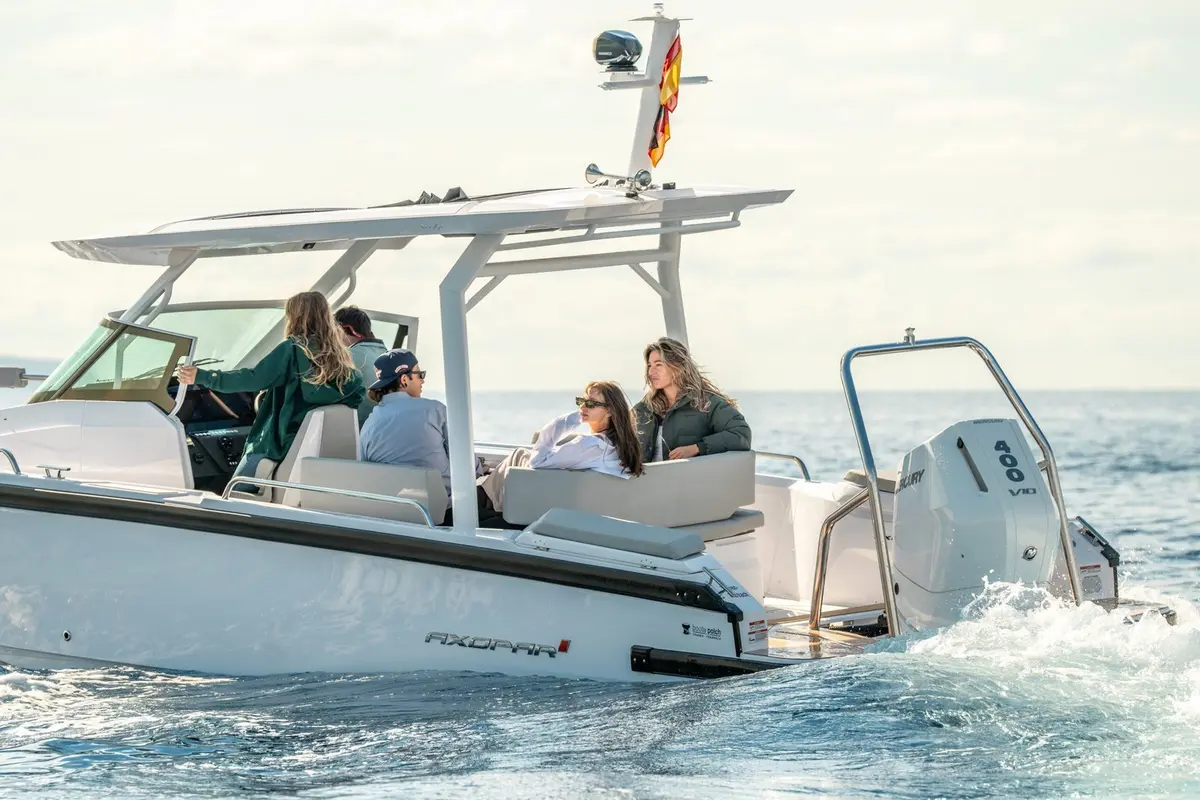 Axopar 28, flybridge — Yacht Hire Marbella, Marbella. Axopar 28 — 30m