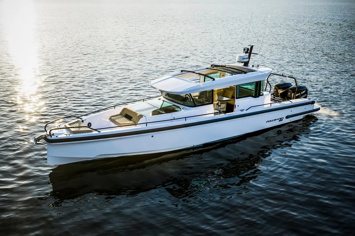 Axopar 37, master cabin — Yacht Hire Marbella, Marbella. Axopar 37 — 11.5m