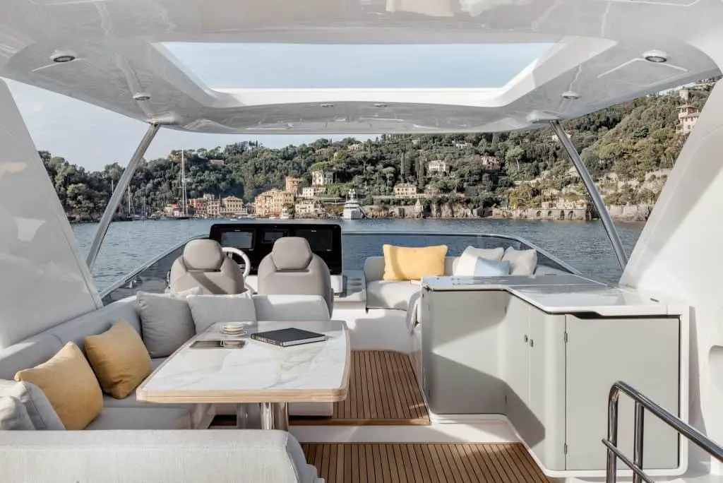 Azimut 60 Fly, master cabin — Yacht Hire Marbella, Marbella. Azimut 60 Fly — 20m