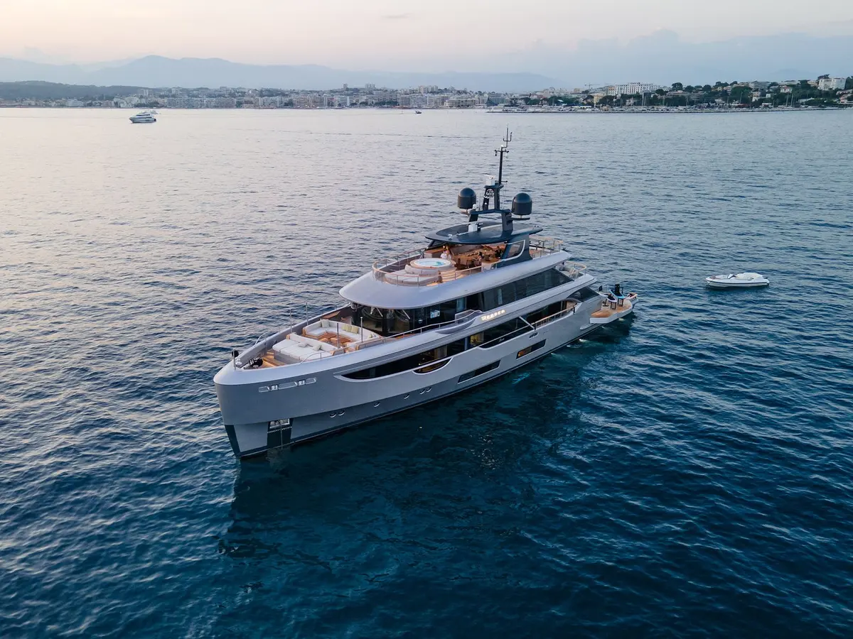 Oasis 40, main deck — Yacht Hire Marbella, Marbella. Oasis 40 — 40m