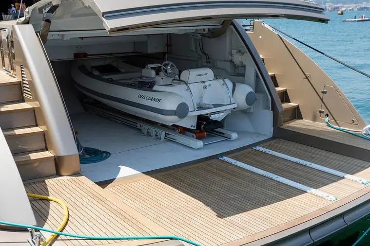Cerri 102’ Flying Sport, master cabin — Yacht Hire Marbella, Marbella. Cerri 102’ Flying Sport — 31m