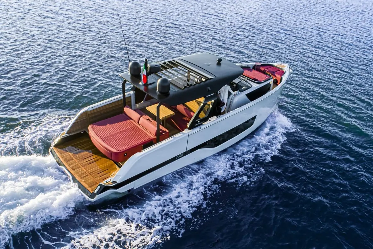 Cranchi A46, esterno — Yacht Hire Marbella, Marbella. Ponte ampio e quattro cabine per uscite in famiglia