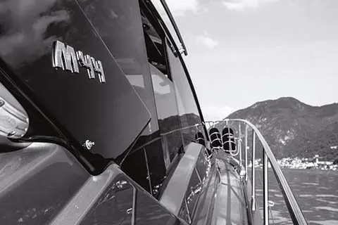 Cranchi M44 HT, cubierta principal — Yacht Hire Marbella, Marbella. Deportivo rápido con sombra para calas cercanas