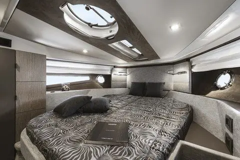Cranchi M44 HT, cubierta de popa — Yacht Hire Marbella, Marbella. Trece metros de casco deportivo rumbo a Estepona