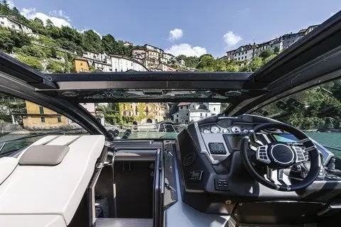 Cranchi M44 HT, salón — Yacht Hire Marbella, Marbella. Trece metros de casco deportivo rumbo a Estepona