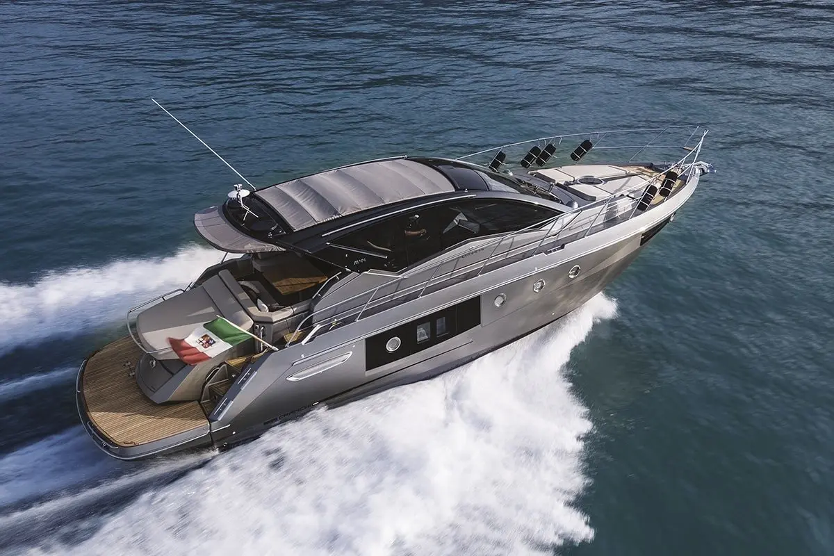 Cranchi M44 HT, camarote principal — Yacht Hire Marbella, Marbella. Trece metros de casco deportivo rumbo a Estepona