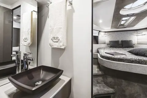 Cranchi M44 HT, flybridge — Yacht Hire Marbella, Marbella. Trece metros de casco deportivo rumbo a Estepona