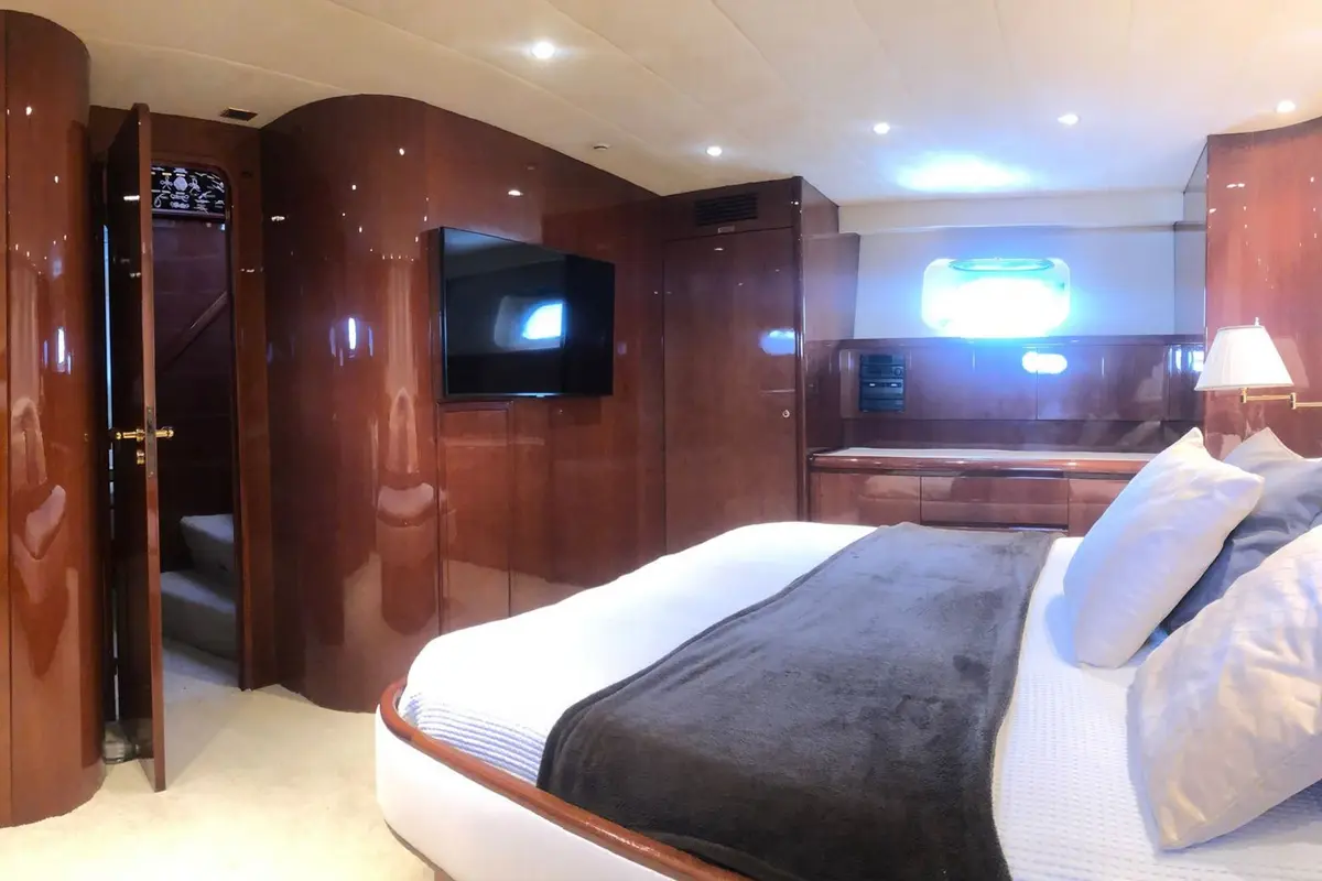 Falcon 80S, flybridge — Yacht Hire Marbella, Marbella. Falcon 80S — 24m