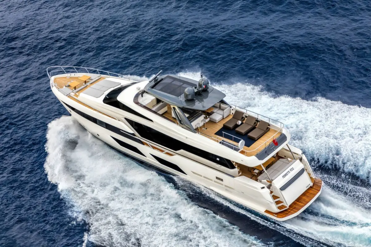 Ferretti 920, flybridge — Yacht Hire Marbella, Marbella. Ferretti 920 — 28m