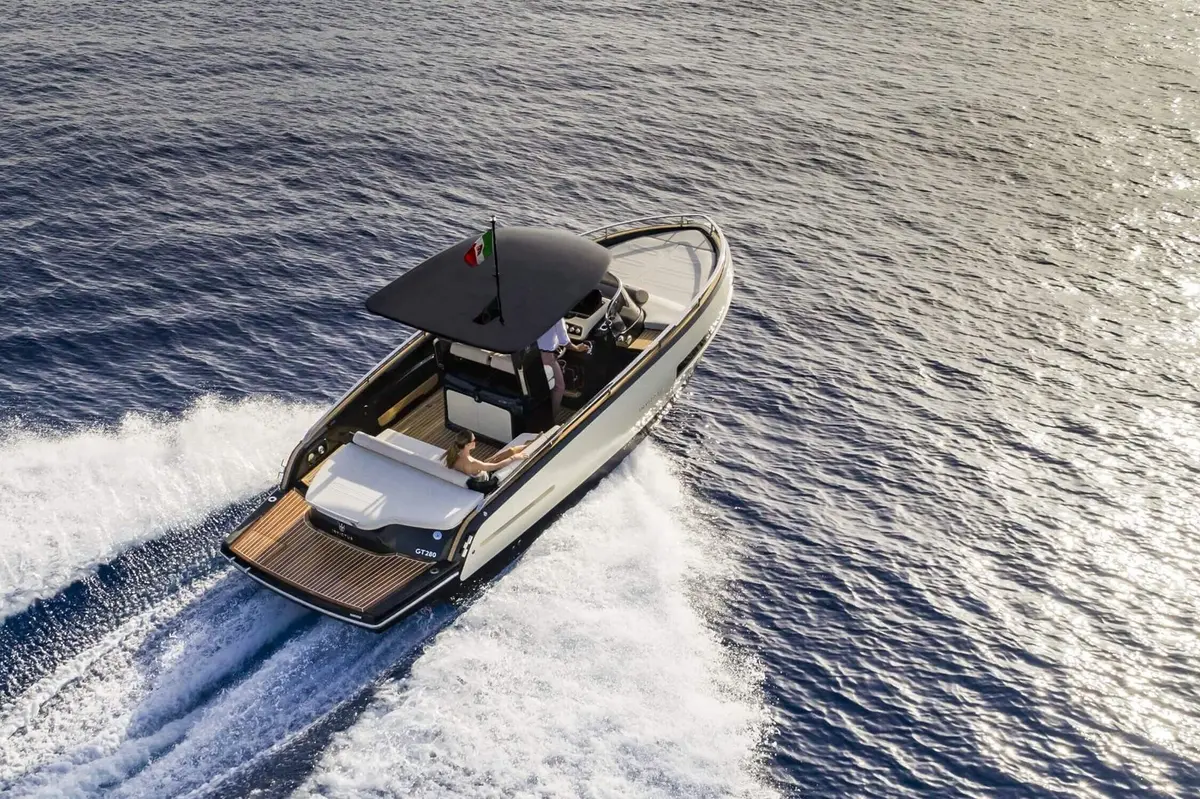 Invictus 280 GT, exterior — Yacht Hire Marbella, Marbella. Invictus 280 GT — 8.9m