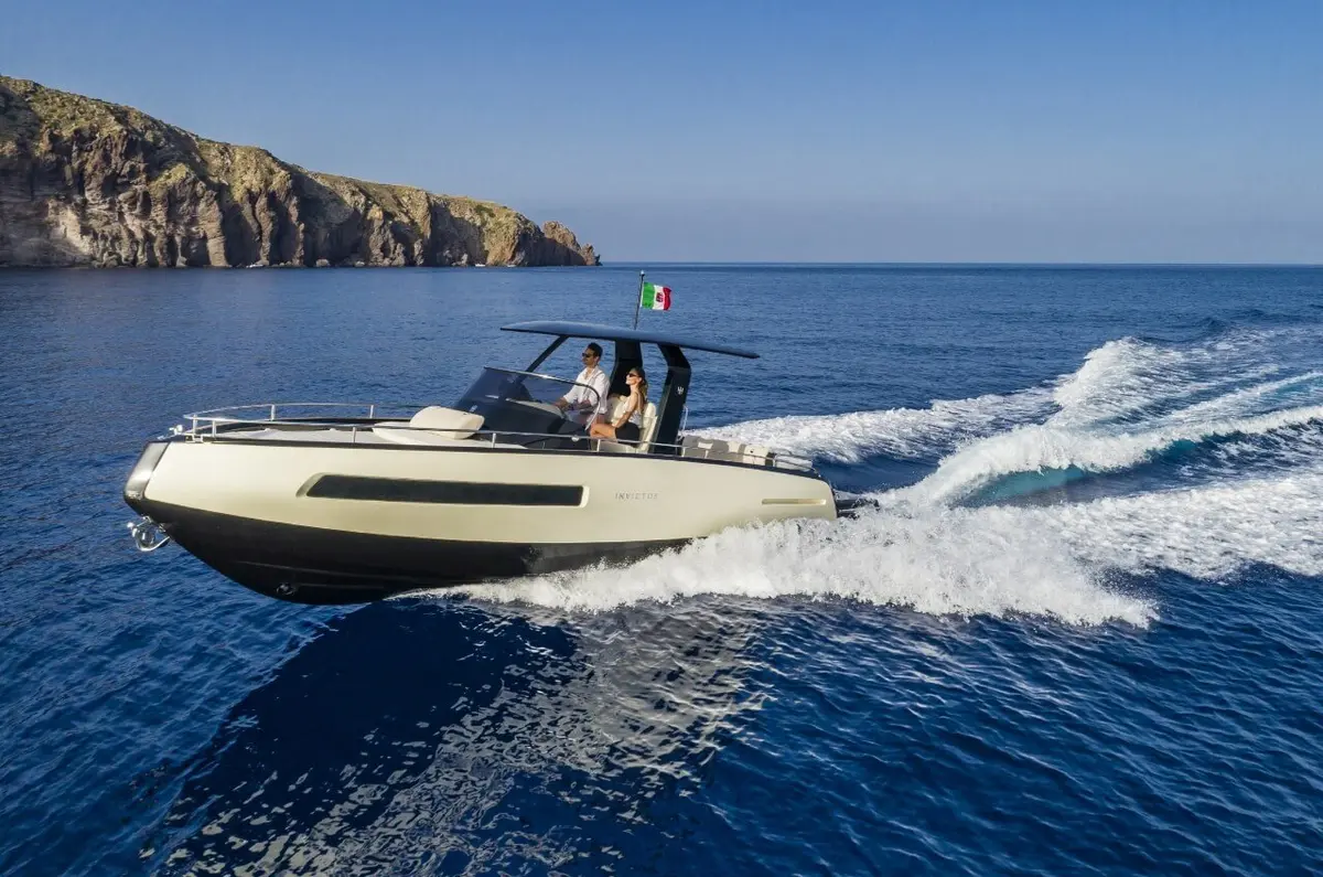 Invictus 280 GT, main deck — Yacht Hire Marbella, Marbella. Invictus 280 GT — 8.9m