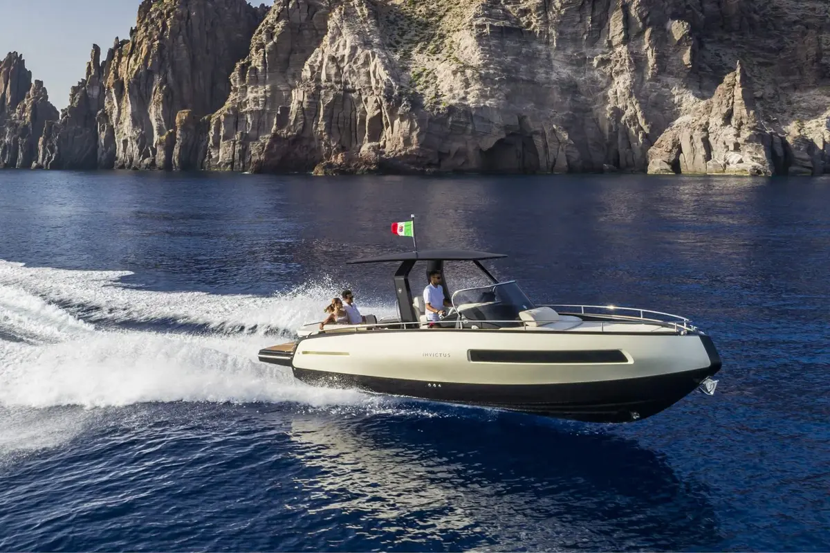 Invictus 280 GT, aft deck — Yacht Hire Marbella, Marbella. Invictus 280 GT — 8.9m