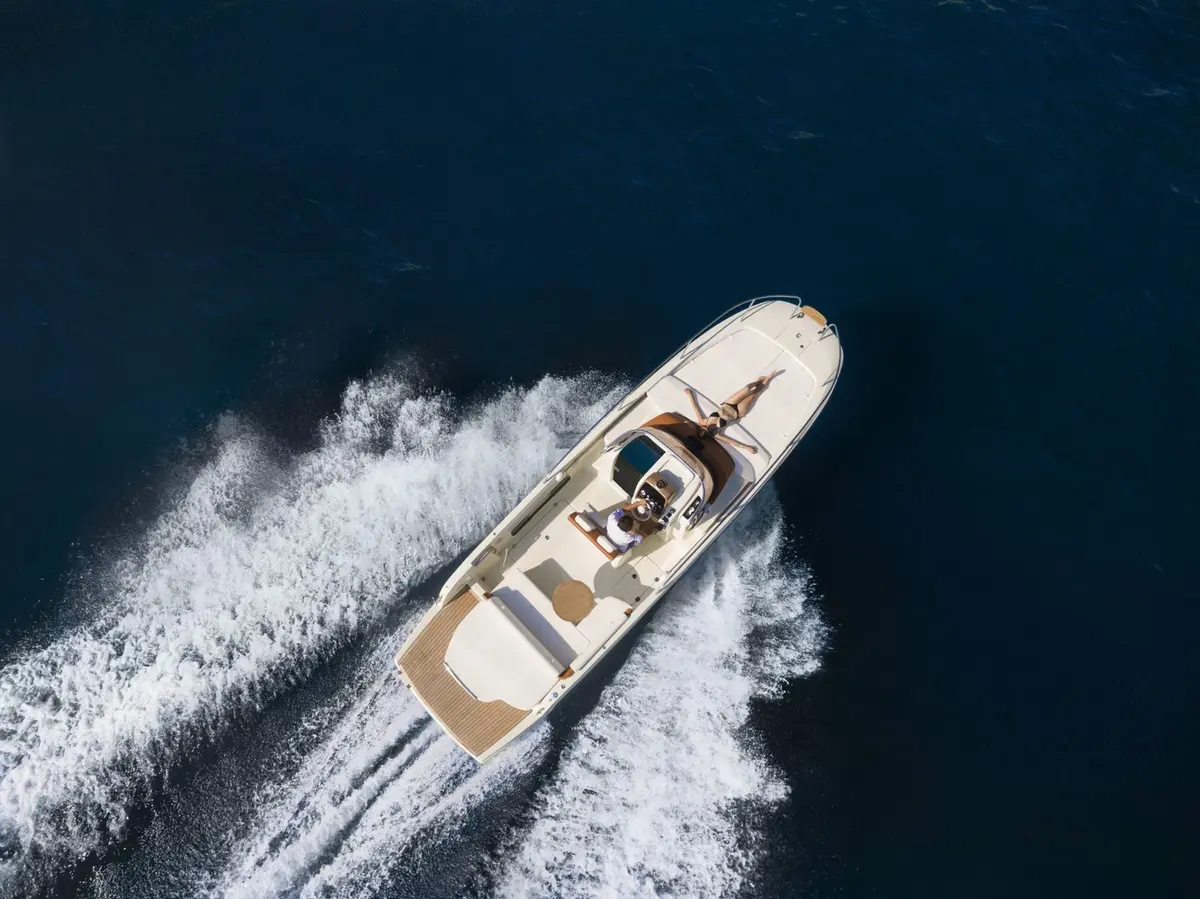Invictus 280, cubierta principal — Yacht Hire Marbella, Marbella. Salidas cortas y ágiles por la bahía de Marbella