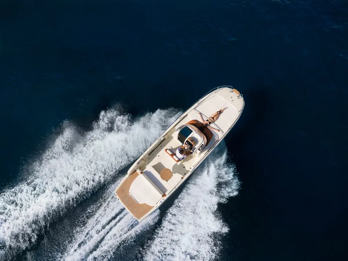 Invictus 280, cubierta de popa — Yacht Hire Marbella, Marbella. Salidas cortas y ágiles por la bahía de Marbella