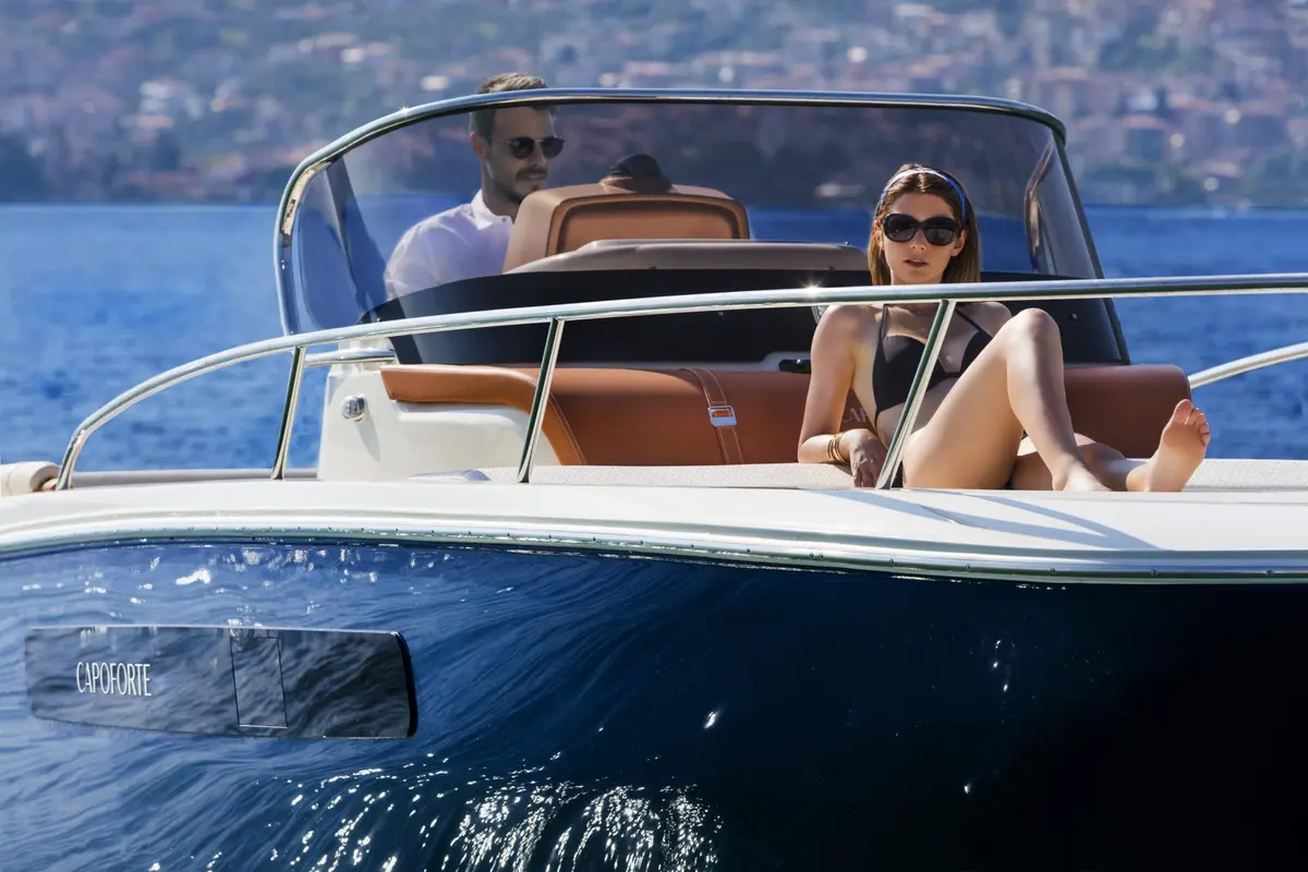 Invictus 280, salón — Yacht Hire Marbella, Marbella. Salidas cortas y ágiles por la bahía de Marbella