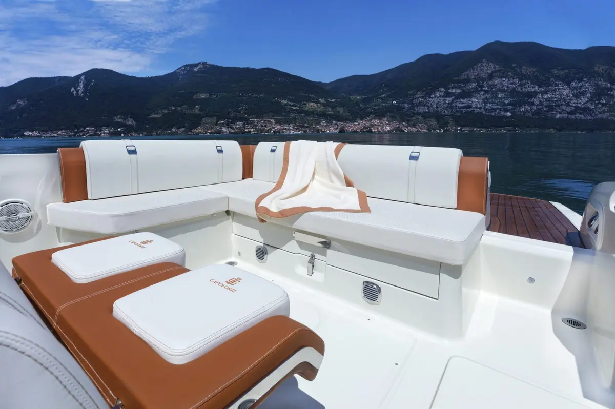 Invictus 280, flybridge — Yacht Hire Marbella, Marbella. Salidas cortas y ágiles por la bahía de Marbella