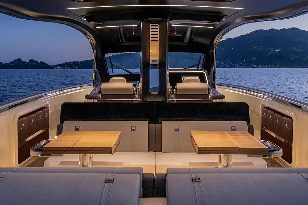 Invictus 460, master cabin — Yacht Hire Marbella, Marbella. Invictus 460 — 14.4m