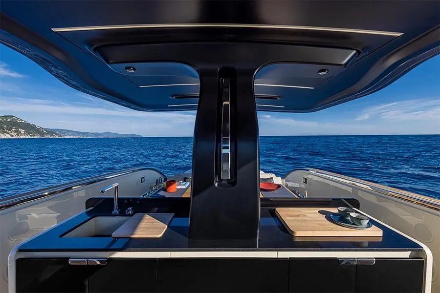 Invictus 460, flybridge — Yacht Hire Marbella, Marbella. Invictus 460 — 14.4m