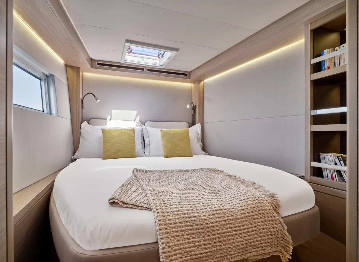 Lagoon 5.1, master cabin — Yacht Hire Marbella, Marbella. Lagoon 5.1 — 14m