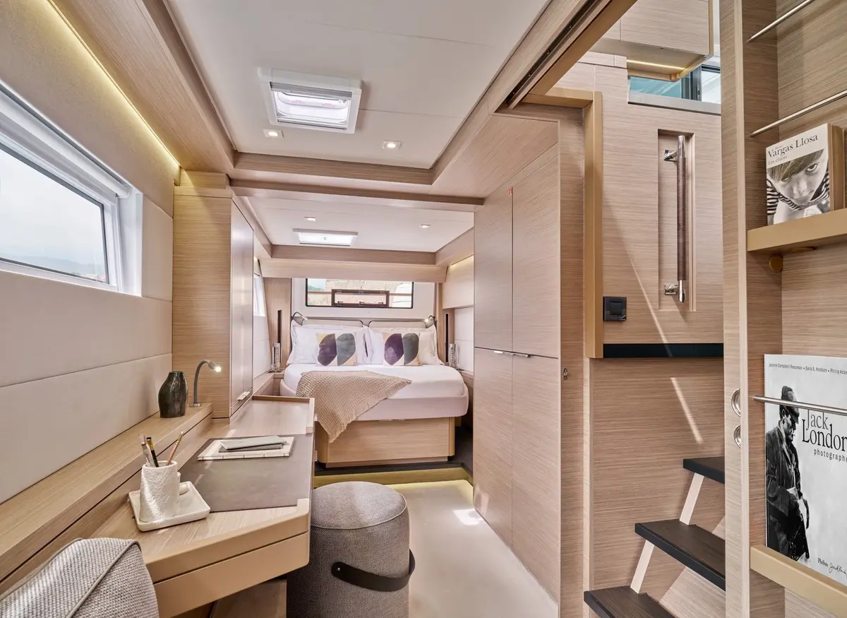 Lagoon 5.1, flybridge — Yacht Hire Marbella, Marbella. Lagoon 5.1 — 14m