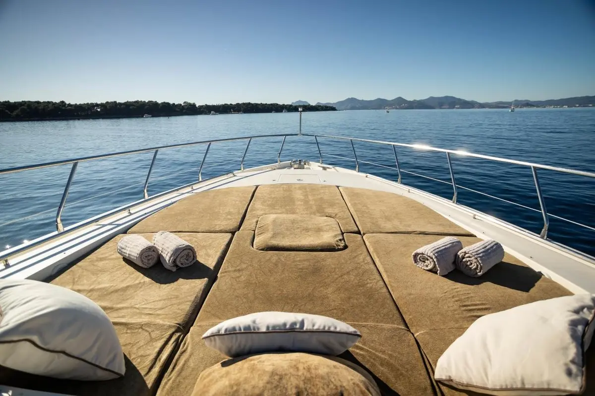 Leopard 24, flybridge — Yacht Hire Marbella, Marbella. Leopard 24 — 24m