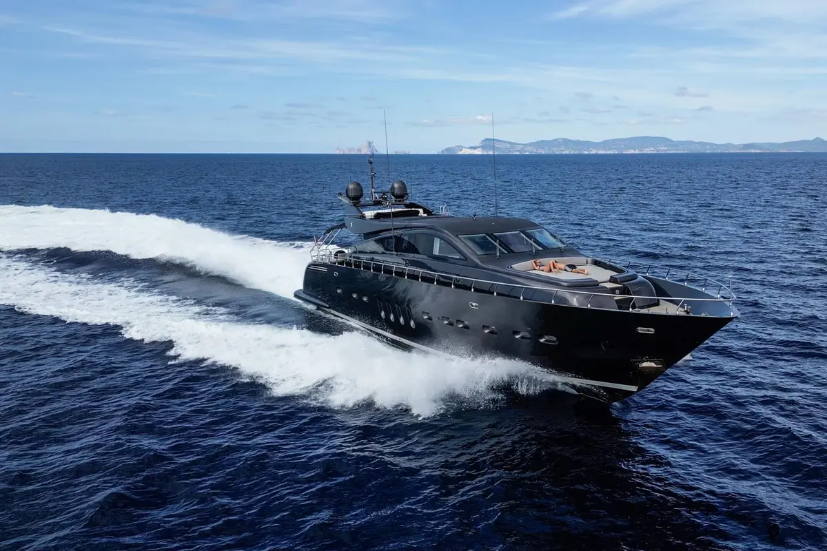 Leopard 31, flybridge — Yacht Hire Marbella, Marbella. Leopard 31 — 31m