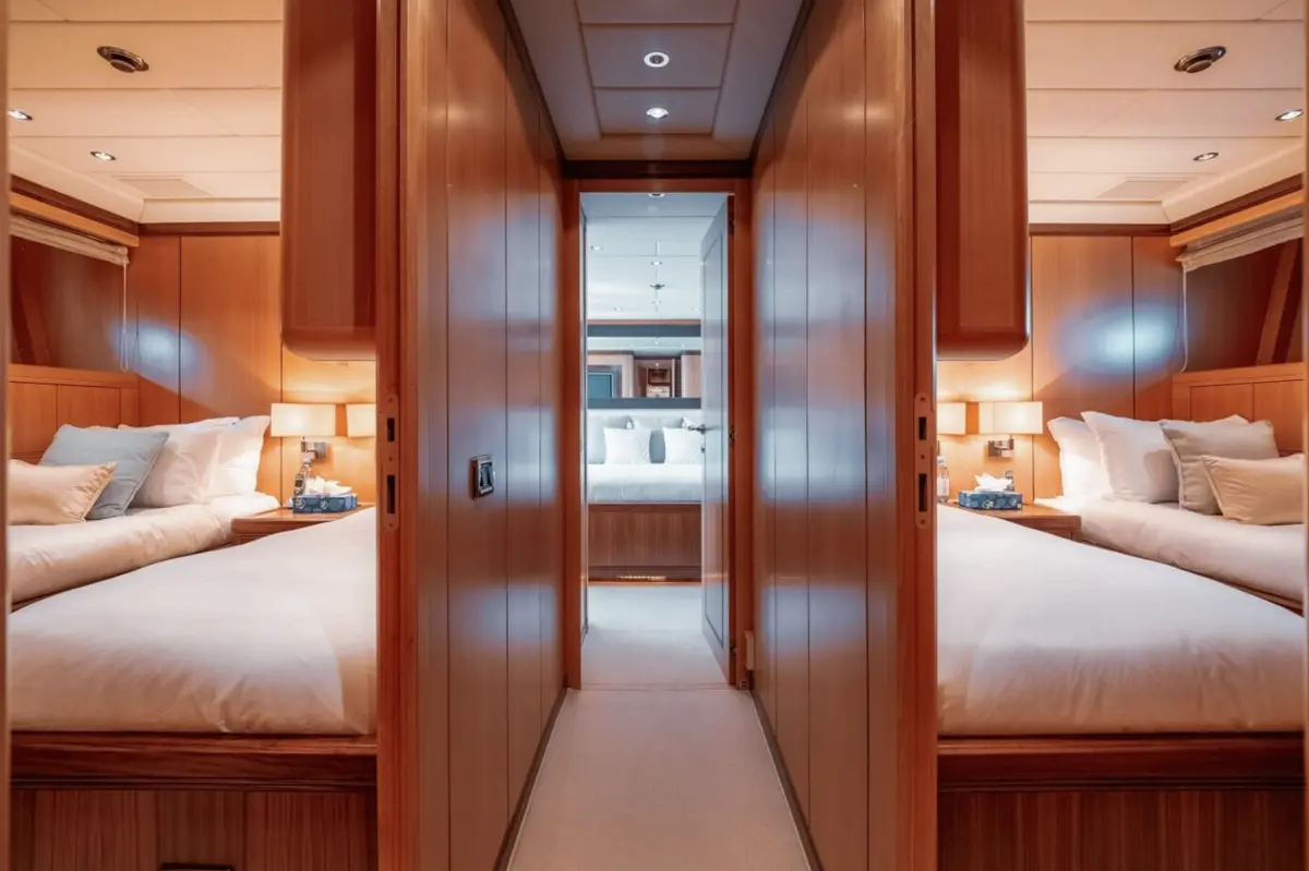 Mangusta 105, salon — Yacht Hire Marbella, Marbella. Mangusta 105 — 31m