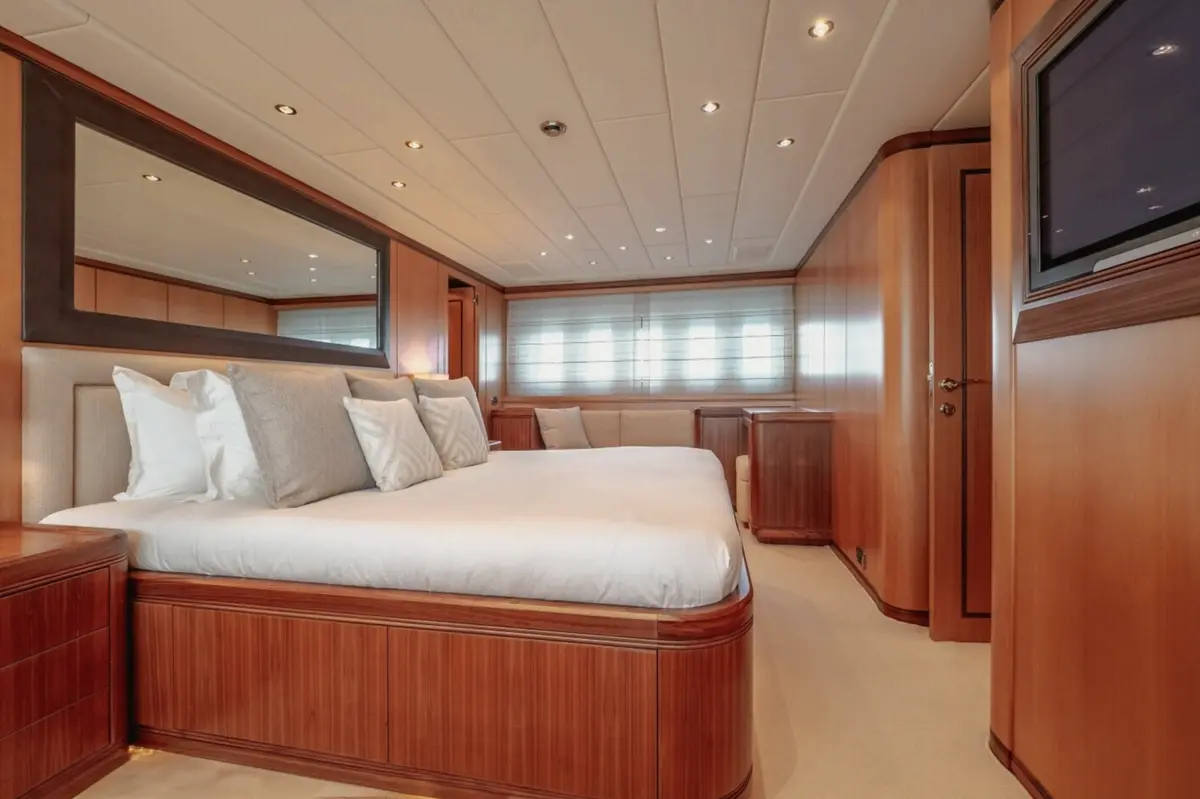 Mangusta 105, master cabin — Yacht Hire Marbella, Marbella. Mangusta 105 — 31m