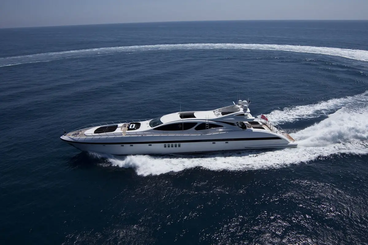 Mangusta 130, esterno — Yacht Hire Marbella, Marbella. Scafo veloce verso le baie di Estepona