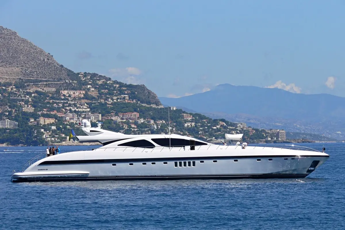 Mangusta 130, ponte principale — Yacht Hire Marbella, Marbella. Scafo veloce verso le baie di Estepona