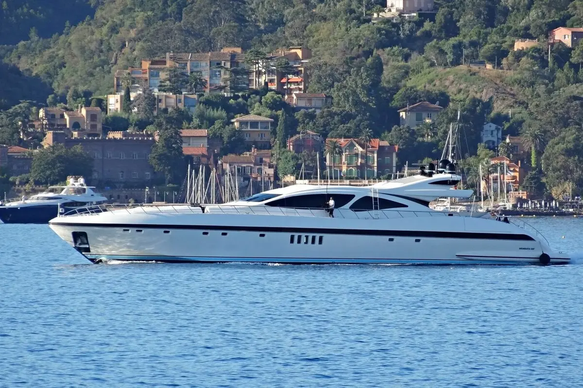 Mangusta 130, ponte di poppa — Yacht Hire Marbella, Marbella. Scafo veloce verso le baie di Estepona