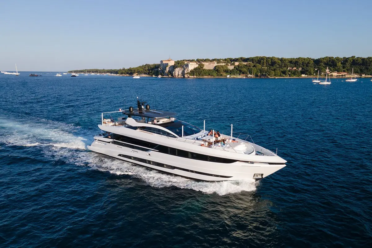 Mangusta 33, exterior — Yacht Hire Marbella, Marbella. Mangusta 33 — 33m