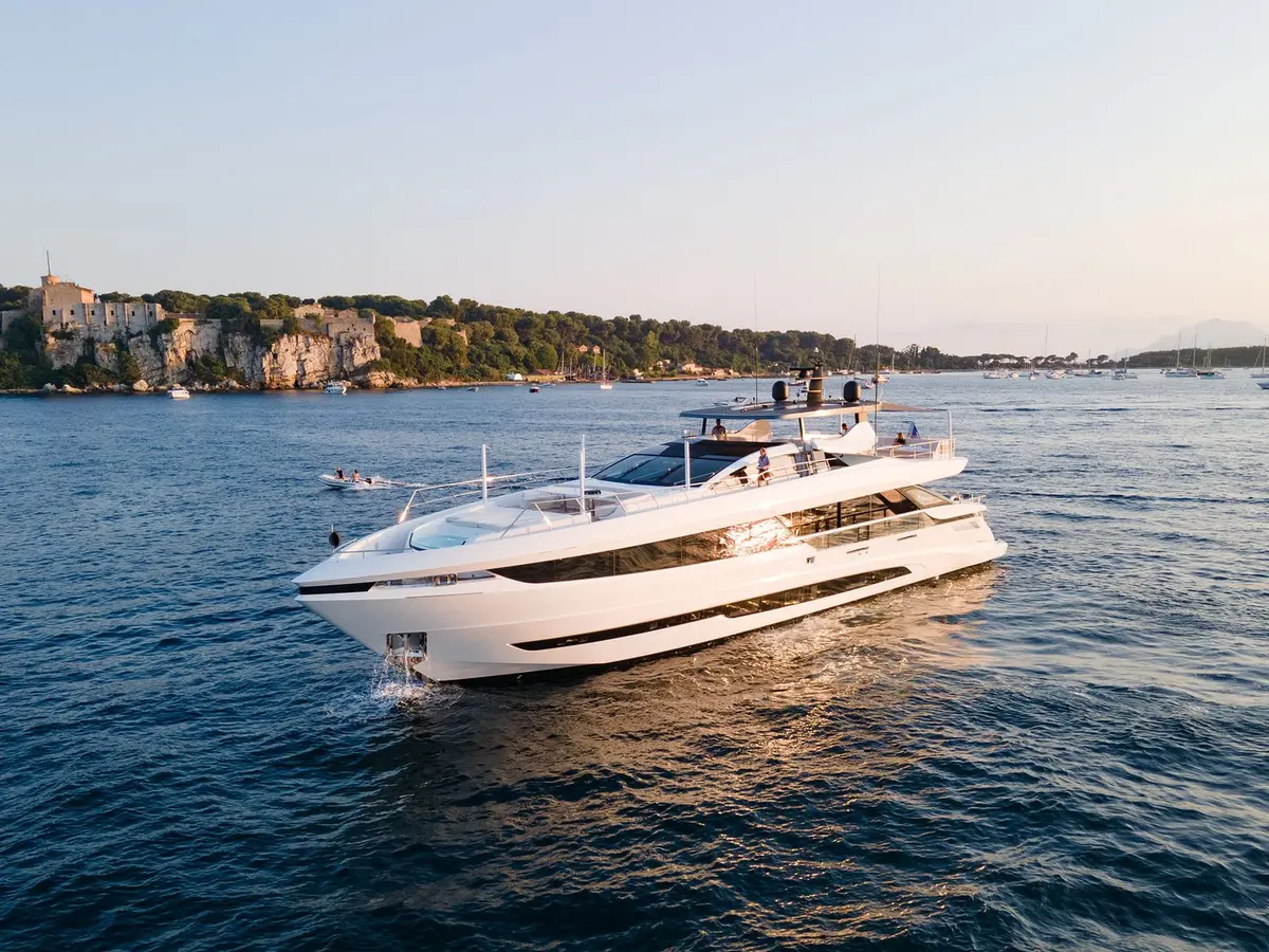 Mangusta 33, main deck — Yacht Hire Marbella, Marbella. Mangusta 33 — 33m