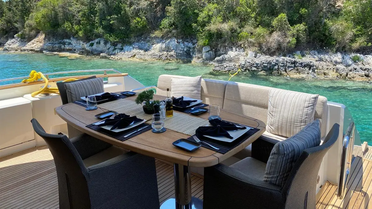 MCY66, flybridge — Yacht Hire Marbella, Marbella. MCY66 — 20m