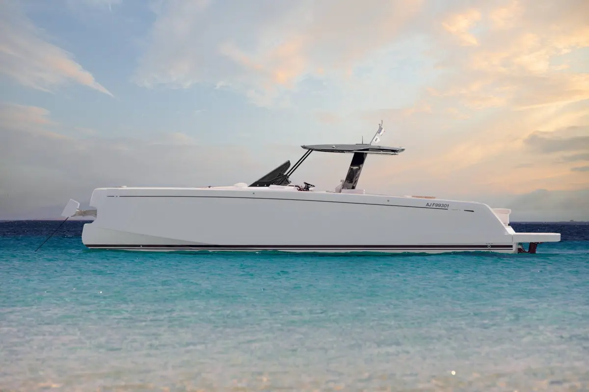 Pardo 43, exterior — Yacht Hire Marbella, Marbella. Fast walkaround days along the Costa del Sol