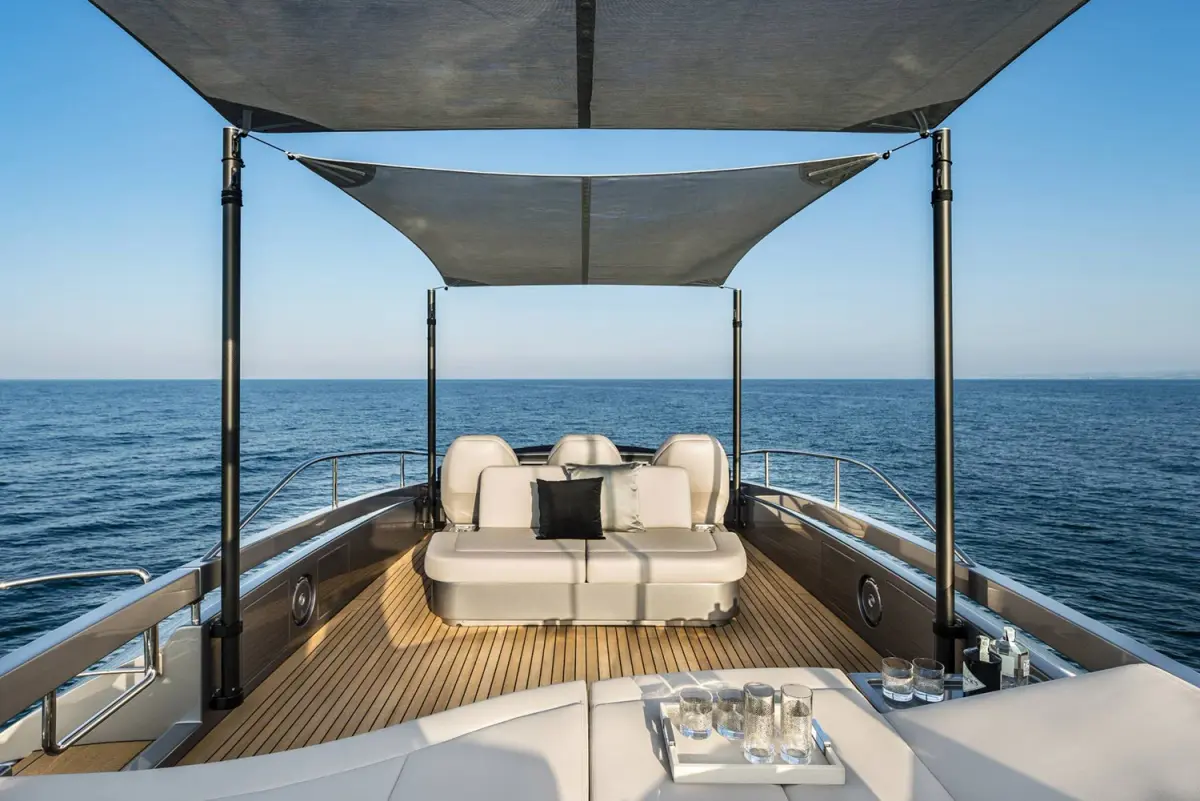 Pershing 8X, master cabin — Yacht Hire Marbella, Marbella. Pershing 8X — 25m