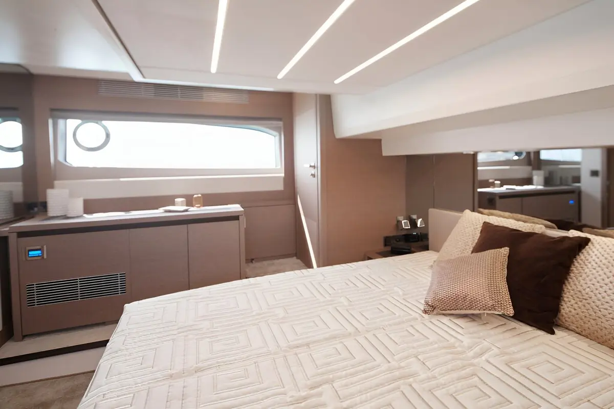Prestige 520 Fly, salon — Yacht Hire Marbella, Marbella. Prestige 520 Fly — 15m