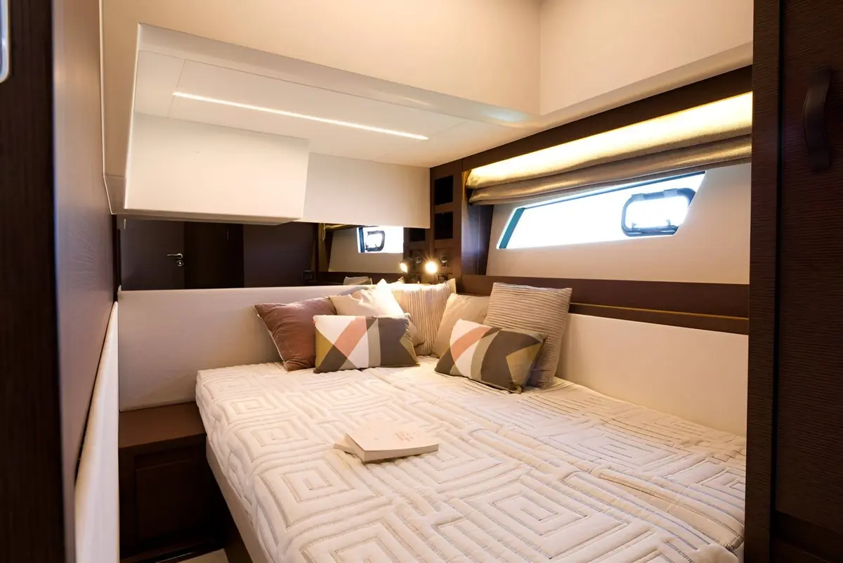 Prestige 520 Fly, master cabin — Yacht Hire Marbella, Marbella. Prestige 520 Fly — 15m