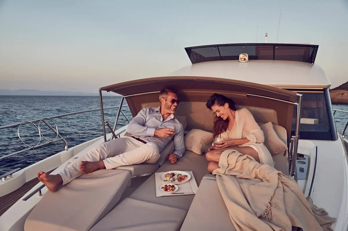 Prestige 520 Fly, flybridge — Yacht Hire Marbella, Marbella. Prestige 520 Fly — 15m