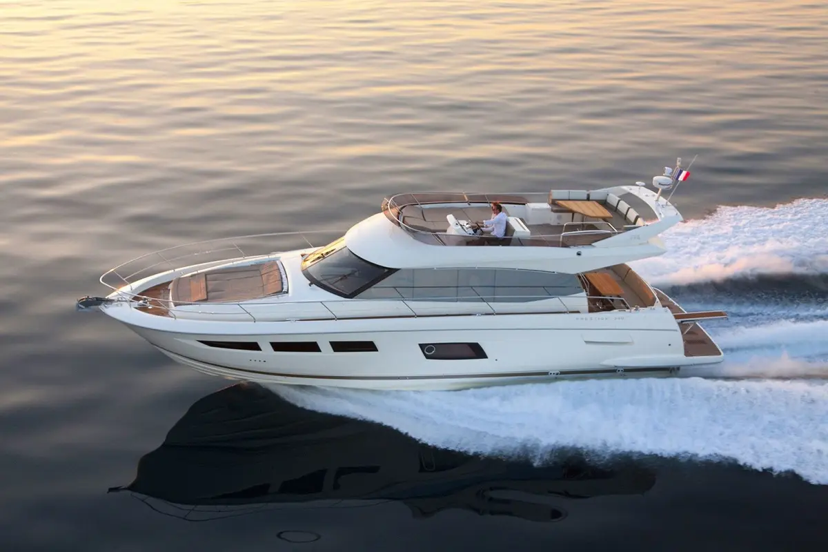 Prestige 550 FLY, exterior — Yacht Hire Marbella, Marbella. Prestige 550 FLY — 18m