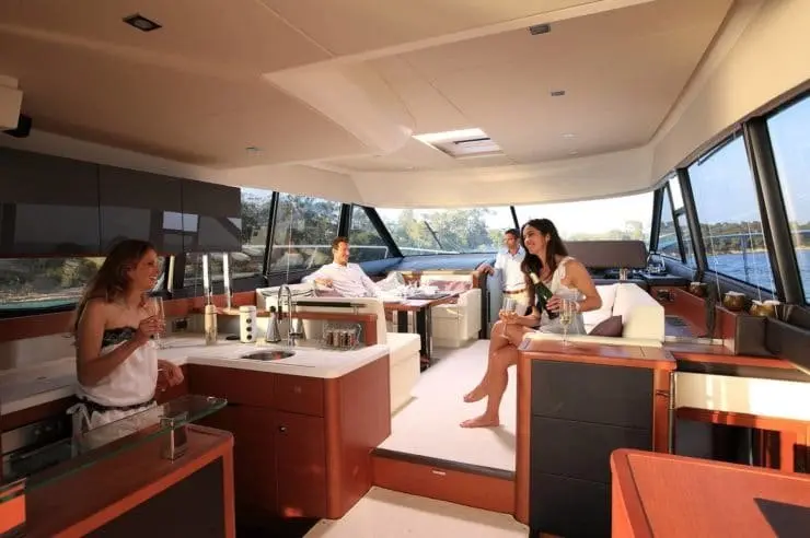 Prestige 550 FLY, master cabin — Yacht Hire Marbella, Marbella. Prestige 550 FLY — 18m