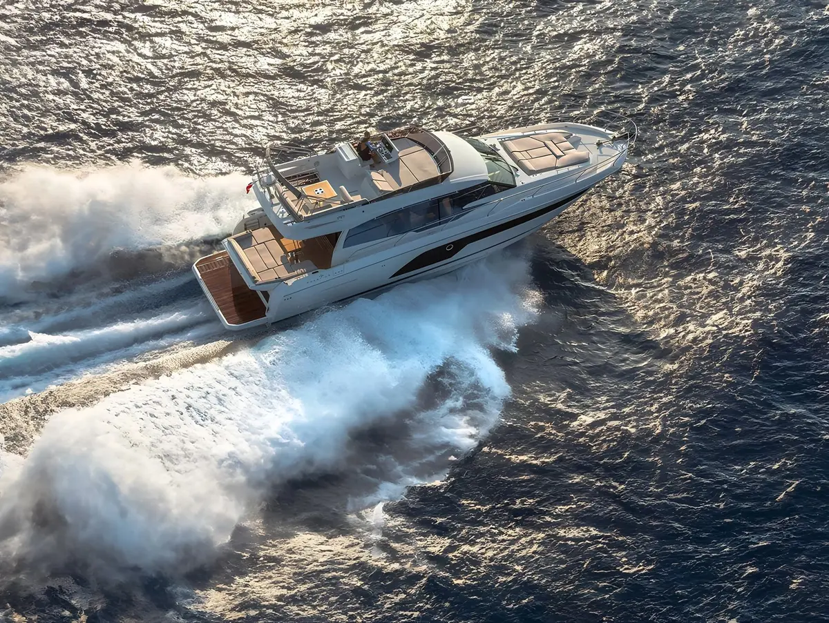 Prestige 590 Fly, salon — Yacht Hire Marbella, Marbella. Prestige 590 Fly — 19m
