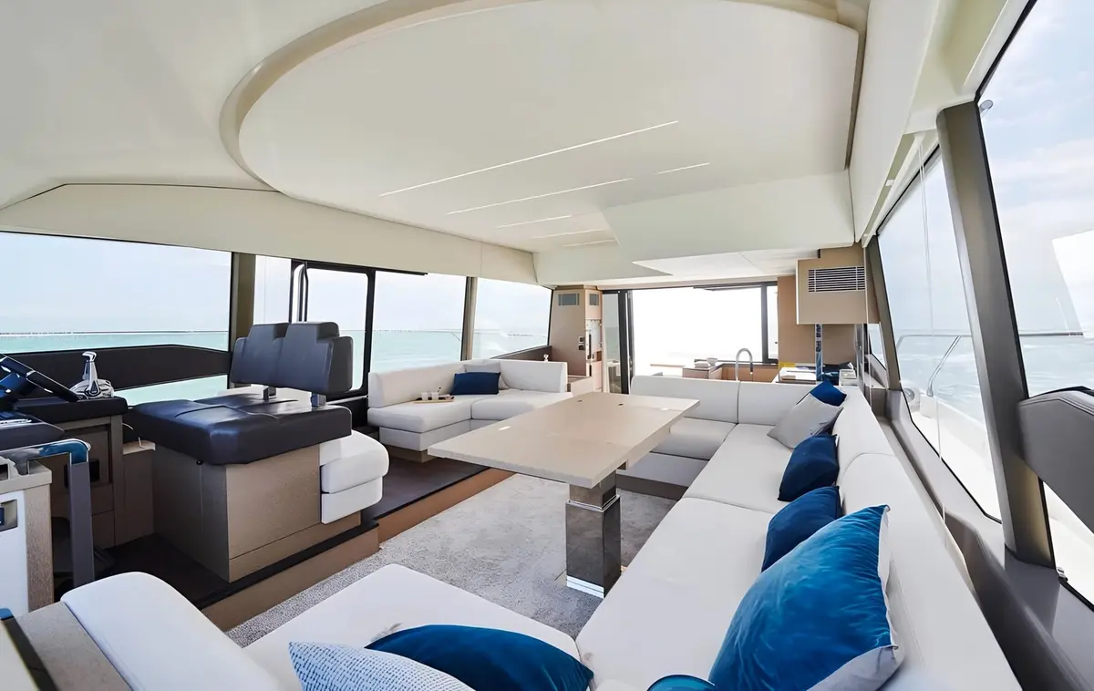 Prestige 590 Fly, master cabin — Yacht Hire Marbella, Marbella. Prestige 590 Fly — 19m
