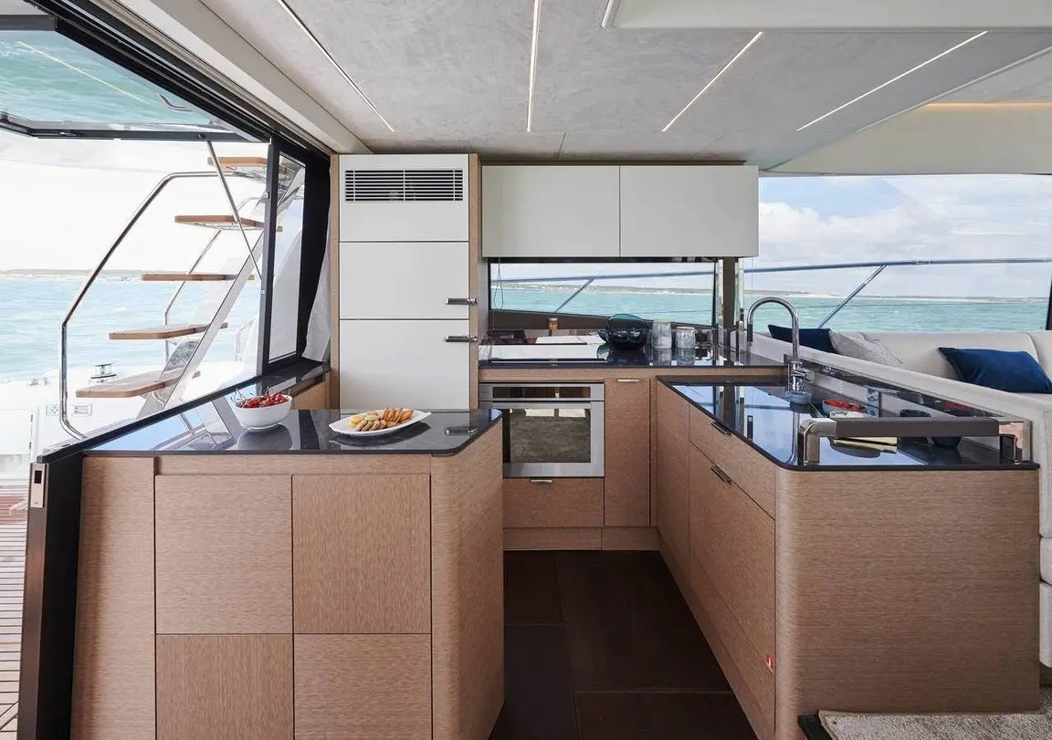 Prestige 590 Fly, flybridge — Yacht Hire Marbella, Marbella. Prestige 590 Fly — 19m