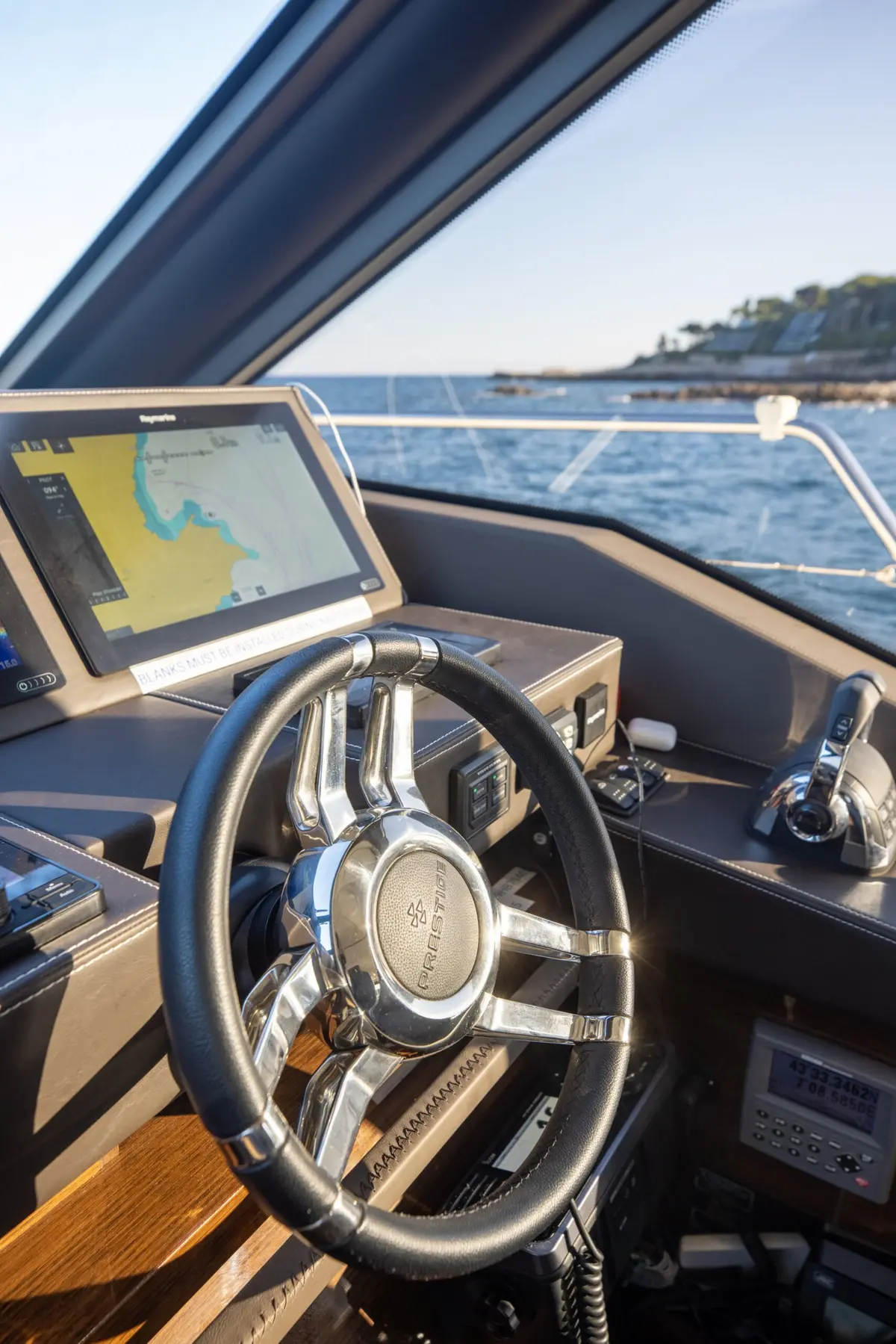 Prestige 680s, flybridge — Yacht Hire Marbella, Marbella. Prestige 680s — 21.4m