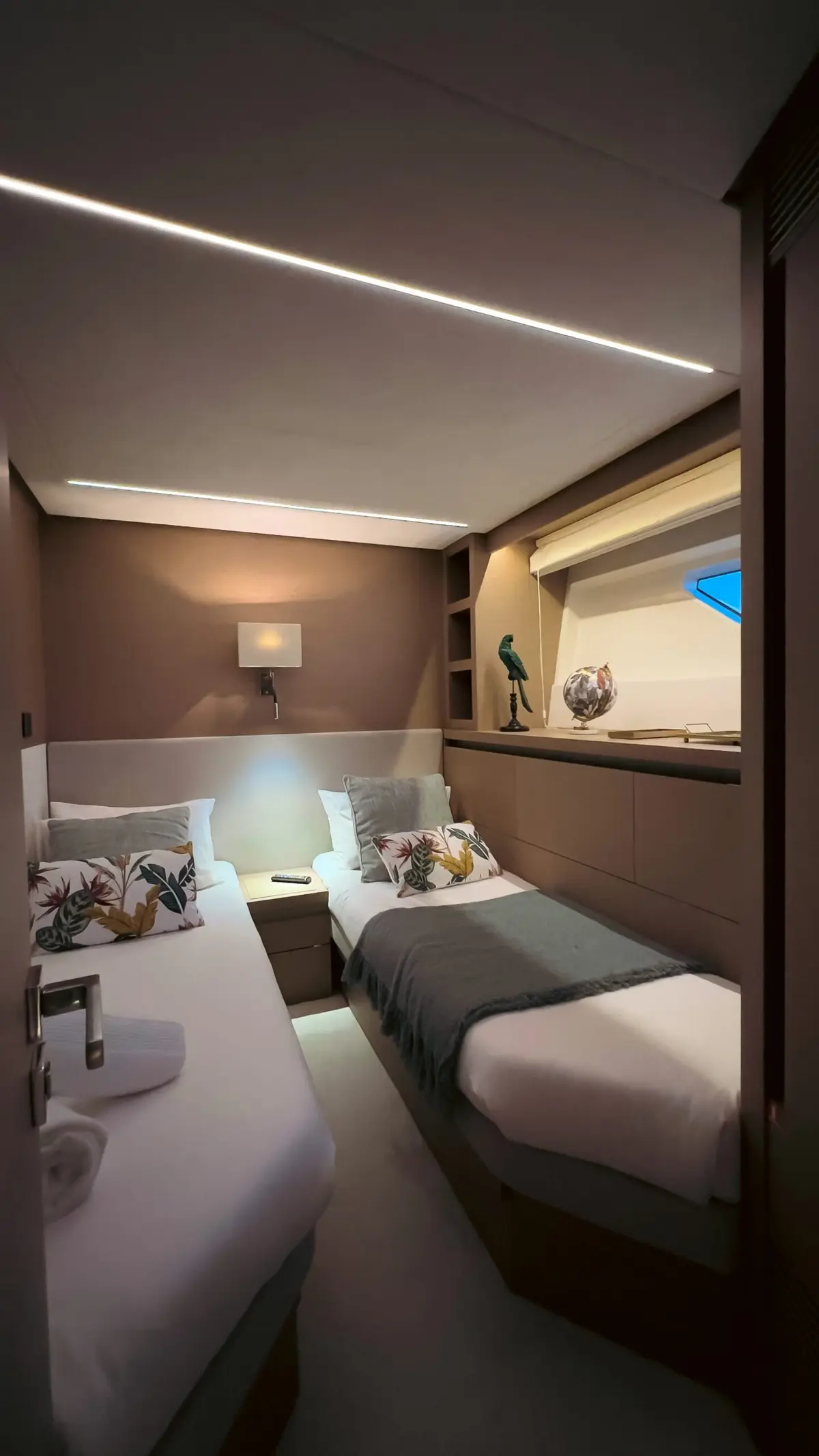 Prestige 680, main deck — Yacht Hire Marbella, Marbella. Prestige 680 — 22m