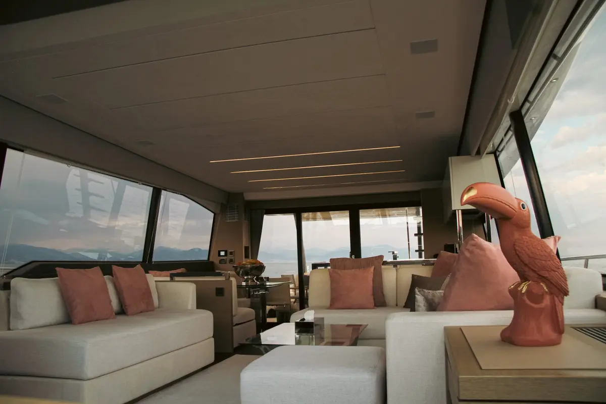 Prestige 680, salon — Yacht Hire Marbella, Marbella. Prestige 680 — 22m