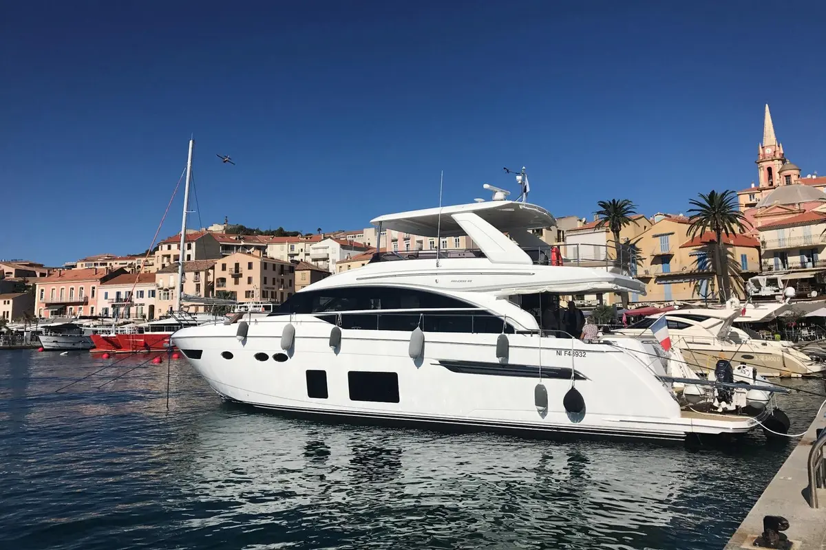 Princess 68 Fly, master cabin — Yacht Hire Marbella, Marbella. Princess 68 Fly — 21m