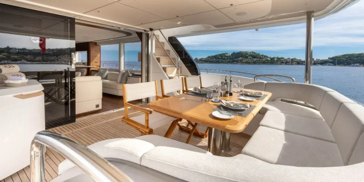 Princess Y80, salon — Yacht Hire Marbella, Marbella. Princess Y80 — 25m